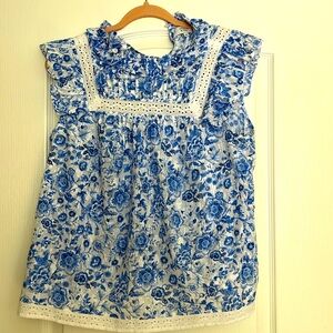 Size : L Crown & Ivy Floral Lace Print Blue & White Flutter Sleeve Cotton Top